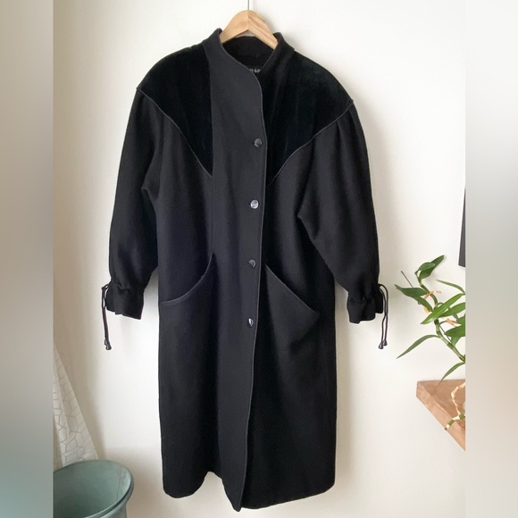 Vintage black wool blend coat with velvet panels - Picture 6 of 15